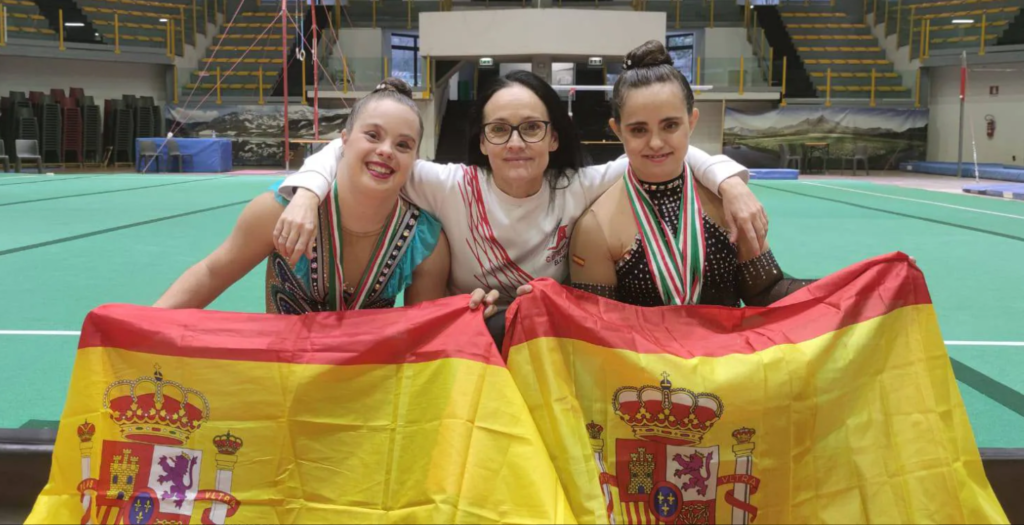 Sara Marín, subcampeona, Titi Alberola, entrenadora y María Díez, campeona en el mundial de Gimnasia Rítmica para personas con diversidad funcional del 2022.  Fotografía cedida por las gimnastas